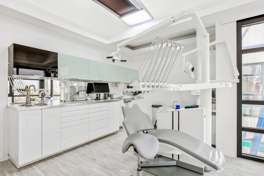 Une salle de soin claire du cabinet dentaire la bussie