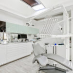 Une salle de soin claire du cabinet dentaire la bussie